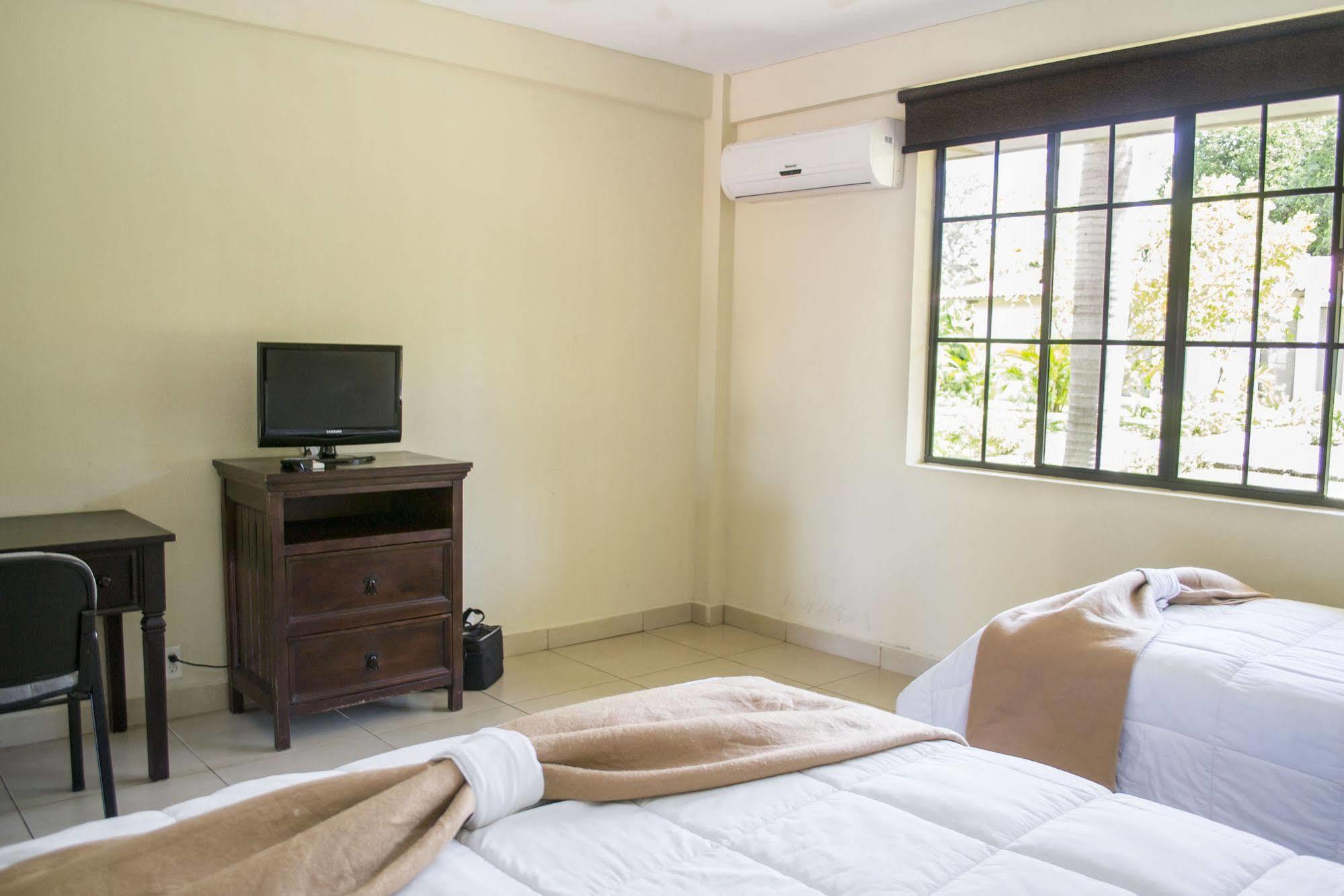 Farallones Hotel Chinandega Esterno foto
