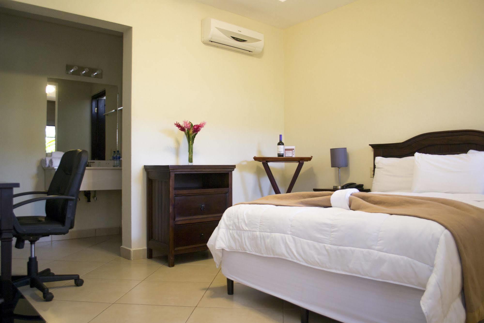 Farallones Hotel Chinandega Esterno foto